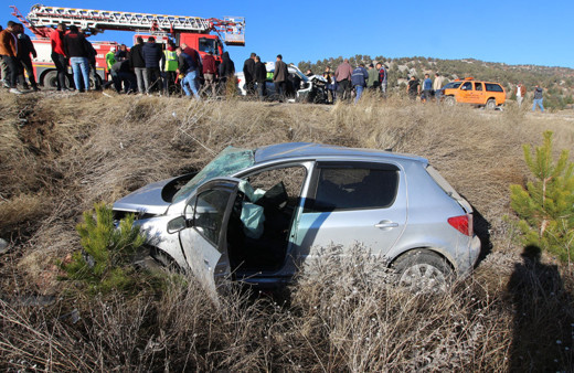 3 otomobilin çarpıştığı kazada 1 kişi öldü, 5 kişi yaralandı!