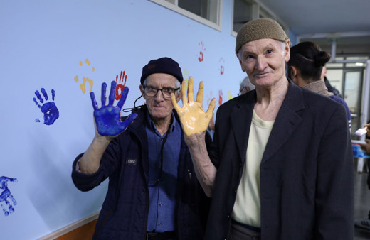 Huzurevi sakinleri duvarları tuvale dönüştürdü