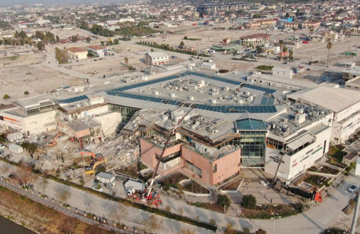 150 milyon dolarlık alışveriş merkezinin yıkımına başlandı!