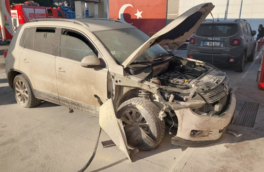 Eyüpsultan’da araç akaryakıt istasyonuna daldı