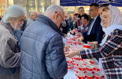 İzmit Belediyesi şehitler için mevlit okutup helva dağıttı