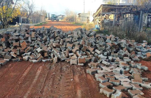 Çorum'da yüklenici firma parasını alamayınca sokaklara döşediği kaldırım taşlarını kepçe ile söktü