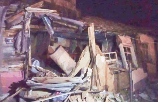 Edirne'de kerpiç ev çöktü, yaşlı kadın son anda kurtuldu