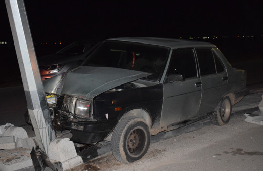 Otomobil aydınlatma direğine çarptı, 1 kişi yaralandı