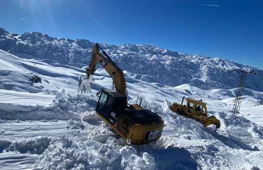 Şırnak'ta kar kalınlığı 2 metreyi aşınca dozer ve ekskavatör devreye girdi
