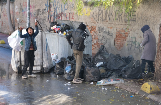 Sokaklarda karton toplayan çocuklar yürek burktu