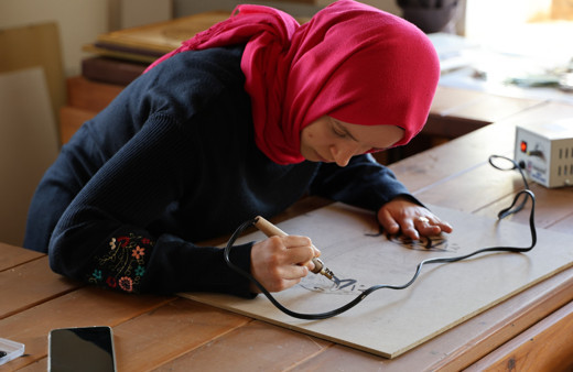 Ahşabı yakarak sanata dönüştürüyorlar