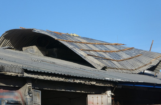 Ardahan’da kuvvetli fırtına nedeniyle bazı ev ve iş yerinin çatısı uçtu