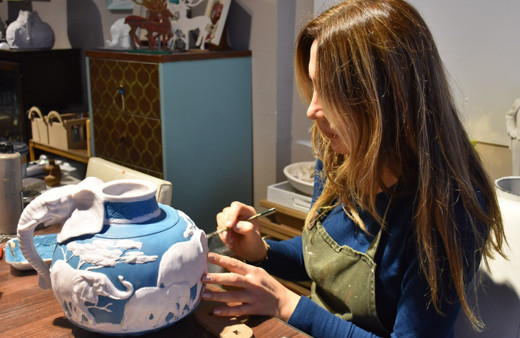 Yağlı boya sanatı ile atıl ürünleri ofis ve ev ürünlerine dönüştürüyor