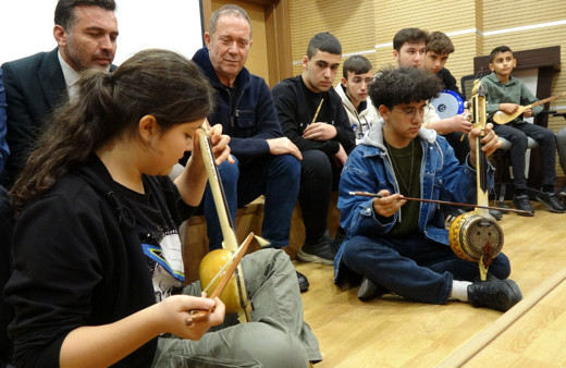 Burdur’da yöresel halk müziğinin yeni nesillere aktarılması için kurs açıldı