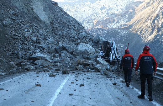 Hakkari'de heyelan! Düşen kayalar kamyonete çarptı!