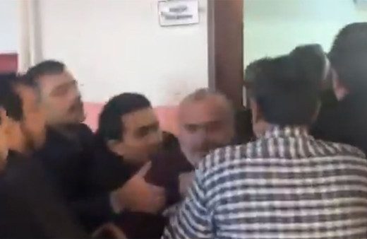 Veliler okulu basıp öğretmenleri dövdü! Korku dolu anlar kamerada...