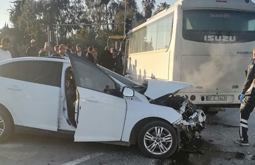 Servis midibüsü ile otomobil çarpıştı: 2 kişi öldü, 13 kişi yaralandı!