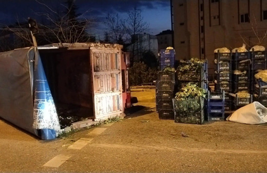 Sancaktepe'de direksiyon hakimiyeti kaybedilen kamyon devrildi