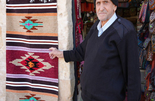 81 yaşındaki kilimci, 3 metrekarelik dükkanında teknolojiye direniyor