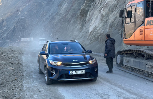 Heyalan nedeniyle kapanan Yüksekova-Van Karayolu tekrar ulaşıma açıldı