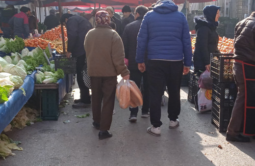 Semt pazarında yeni yıl yoğunluğu başladı