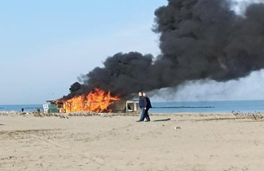 Sahildeki işletme alev topuna döndü