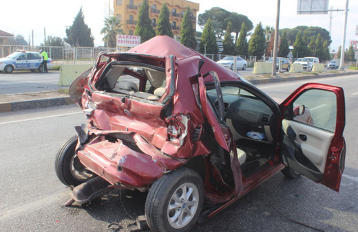 Manisa’da feci kaza: Otomobil hurdaya döndü