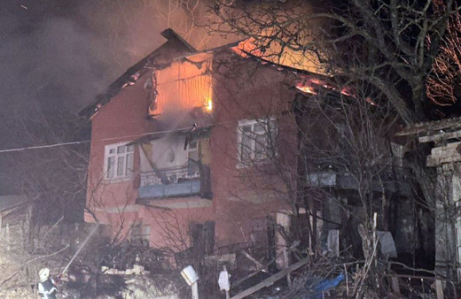 Bolu'da 3 katlı boş bina alev alev yandı