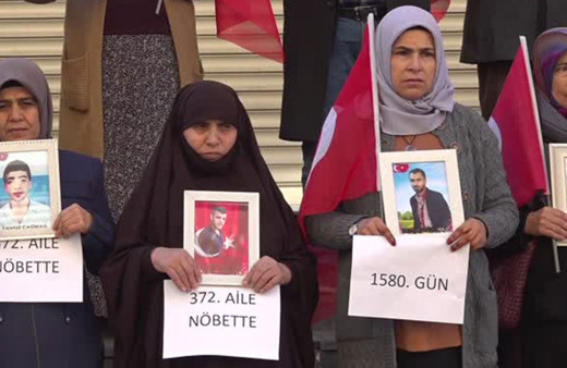 Diyarbakır annelerinin evlat nöbetine bir aile daha katıldı!