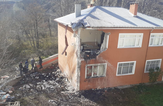 Kamyon evin ikinci katına çarptı, sürücü ağır yaralandı!