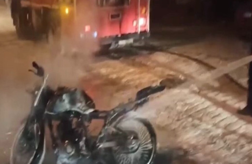 Elazığ’da seyir halindeki motosiklet yandı