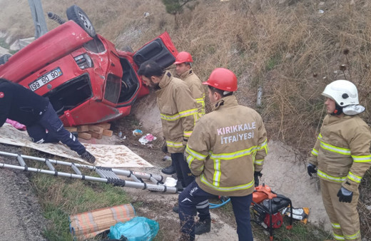 Takla atan otomobil hurdaya döndü: Baba öldü, oğlu ağır yaralandı