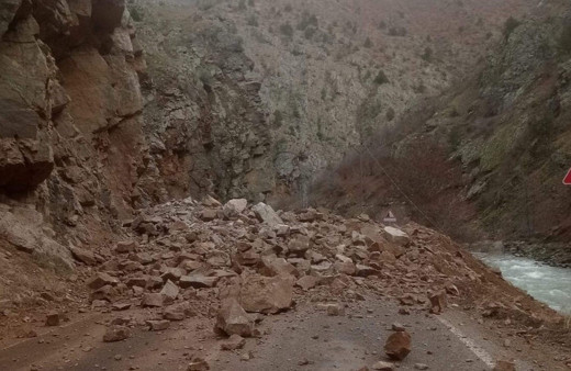 Artvin-Ardahan kara yolunda heyelan; yol çift taraflı ulaşıma kapandı