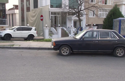 Ataşehir’de otomobilin camlarına kaldırım taşı ile defalarca vurdu