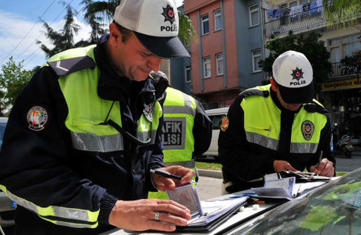 Trafikte bunları yapan yandı! Drift atmak 30 bin, alkollü araç kullanma 13 bin, radar cezası bin 500 TL