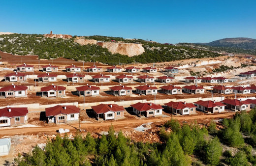 Kalıcı deprem konutlarının yapımı sürüyor