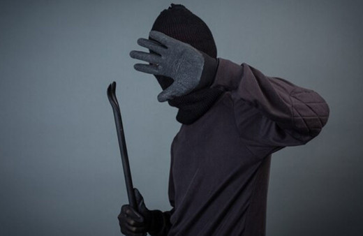 Pişkin hırsız önce tatlısını yedi, sonra dükkanı soydu!