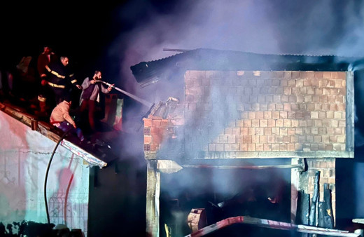 Köyde çıkan yangında 2 ev kullanılmaz hale geldi