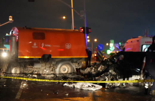İstanbul'da katliam gibi kaza! Kırmızı ışıkta geçen cip, yol temizleme aracına çarptı! Üzerlerinden kimlik çıkmadı