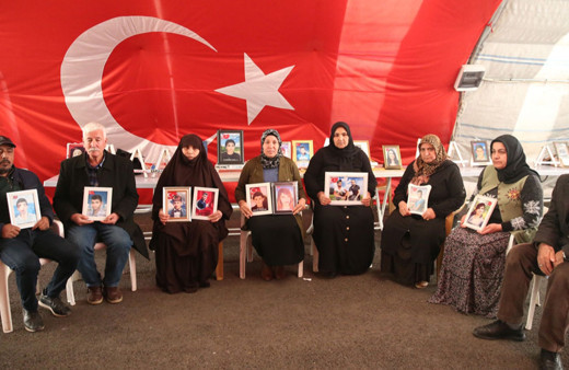 Diyarbakır anneleri yeni yılın ilk gününde de evlatları için nöbette!