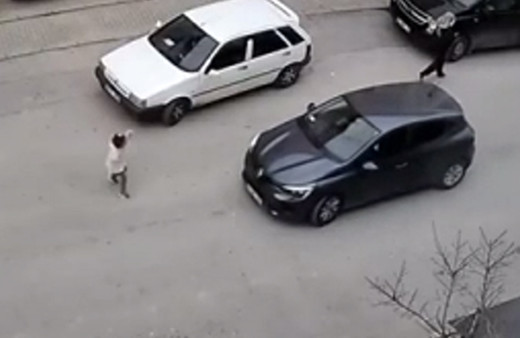 Aniden yola çıkan çocuğu fark eden sürücünün "hayat kurtaran" manevrası kamerada