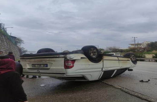 Antalya’da yağışlı hava sebebiyle kamyonet devrildi