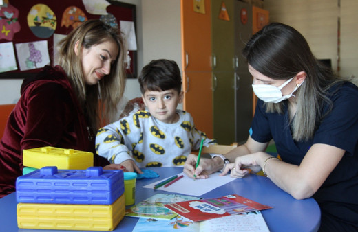 Hastane korkusu olan minik çocuk, oyun alanlarını görünce tedaviye ikna oldu