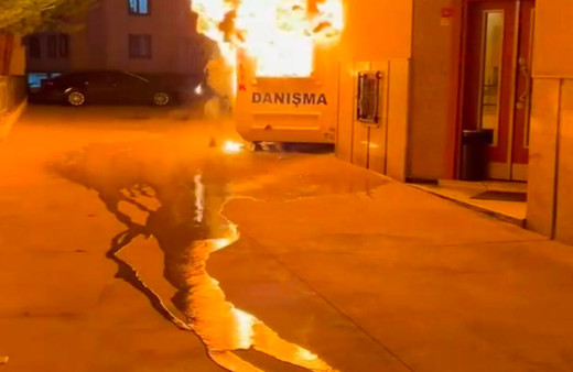 Kartal'da iş yerinin bahçesindeki kulübe alev alev yandı