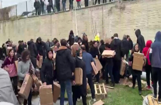 Alışveriş festivalindeki 1 TL'lik sehpalar yağmalandı