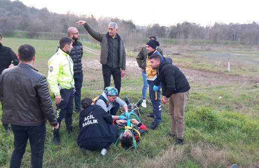 Virajı alamayan motosikletli şarampole yuvarlandı