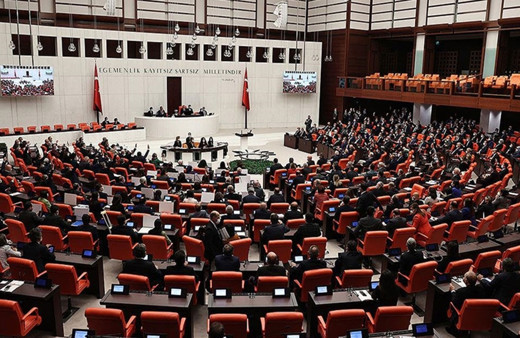 Meclis'ten "evlilikte 25 yılını tamamlayan kadınlara emeklilik, serpme kahvaltının yasaklanmasını" istediler