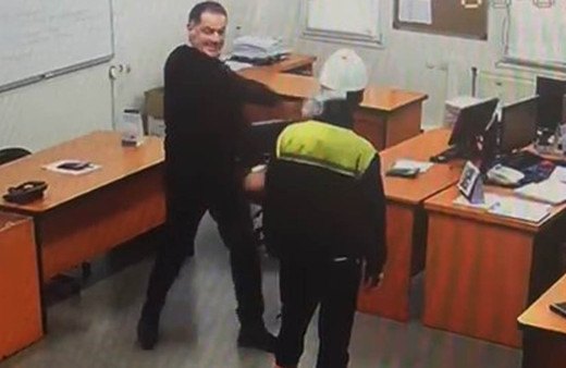 Patron hazır olda beklettiği işçinin eline vurdu, kağıtları yüzüne fırlattı! Kocaeli'deki Tezcan Galvaniz Fabrikası'nda skandal görüntü