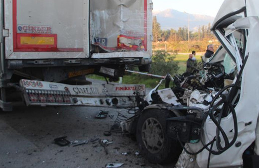 Antalya'da minibüs park halindeki tıra ok gibi saplandı! "Rüyadayım zannettim"