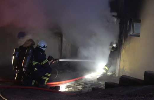4 katlı binanın bodrum katında çıkan yangın itfaiye ekiplerince söndürüldü