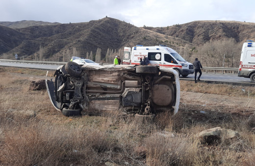 Sivas’ta virajı alamayan otomobil yan yattı: 2 yaralı