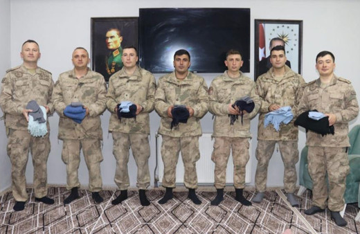 Gurbetçi Meryem Nine’den jandarmaya sıcak hediye!