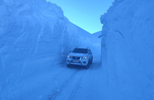 Hakkari’deki üs bölgelerinde 6 metreyi bulan kar tünelleri
