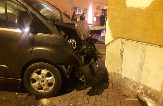 Kamyonet ile minibüs çarpıştı, 1 kişi yaralandı